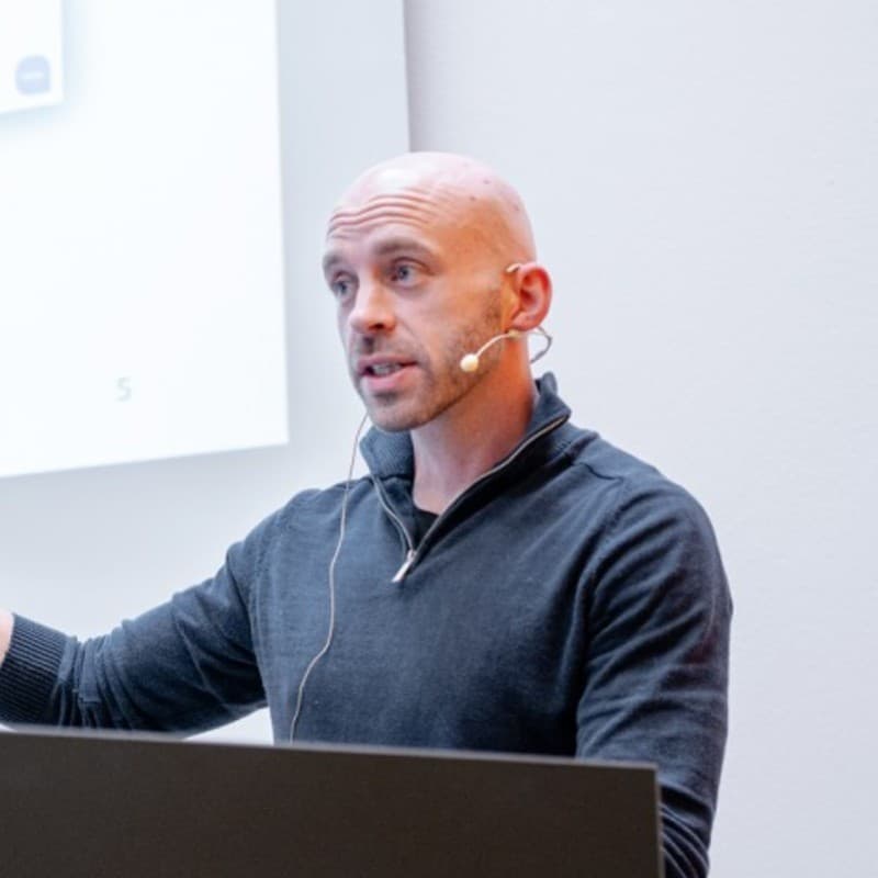 Jacob Jørgensen holder oplæg om AI og automatisering foran en forsamling